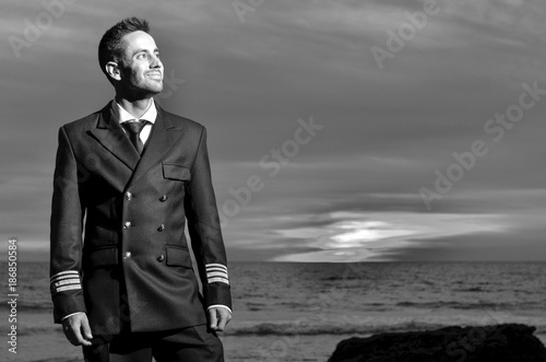 Fotografie, Obraz Novio recién casado en la playa por la noche.