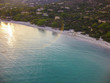 Westküste Korsika mit blauem Wasser und Sonnenreflexion Luftbild