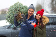 © pikselstock - Couple buying Christmas tree
