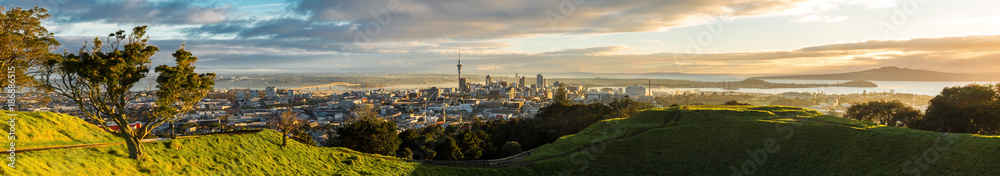 Panoramic view of Auckland city from Mt Eden Summit - obrazy, fototapety, plakaty 