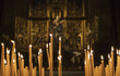 Kerzen vor Altar