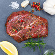 Fleisch Steak roh Rindfleisch Quadrat von oben Schieferplatte