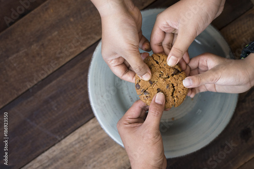 Fotomural sharing concept - family sharing cookies