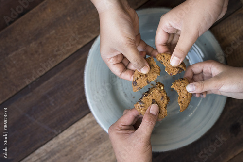 Fotografía sharing concept - family sharing cookies