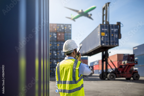 Cuadros en Lienzo Foreman control loading Containers box