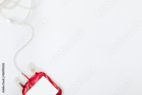 Fotografía package with blood for transfusion isolated on white background