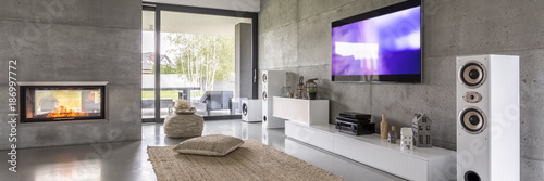 Fotomural Television and white loudspeakers