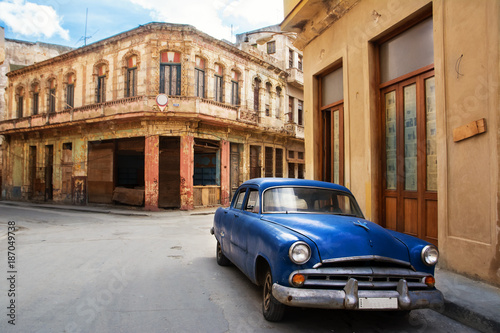 Photographie Old classic car parked on a street in old Havana