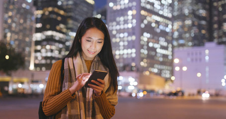 Canvas Print - Young woman use of smart phone in the city at night