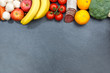 Obst und Gemüse Sammlung Lebensmittel Früchte essen Schieferplatte Textfreiraum von oben