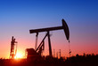 © 杜 海珍 - Is operation of the pumping unit in oilfield sunset, close-up