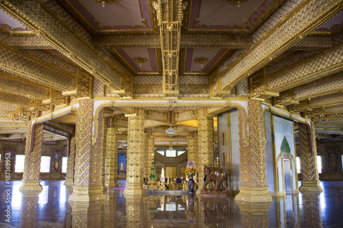 dekoracja-i-wnetrze-chedi-wat-phra-maha-chedi-chai-mongkol-nong-phok-swiatynia-w-roi-et-tajlandia