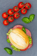 Brötchen Sandwich Baguette belegt mit Salami Schinken Hochformat von oben Schieferplatte