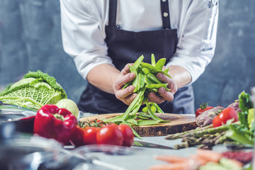 Poster - Chefkoch in der Küche mit Frischem Gemüse(Zuckererbsen)