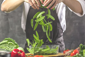 Poster - Chefkoch in der Küche mit Frischem Gemüse(Zuckererbsen)