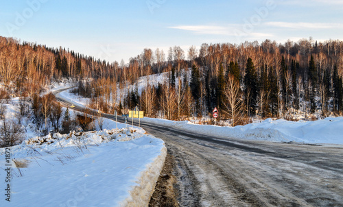 Plakat Zima droga przez lasu w wieczór słońcu.