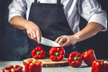 Poster - Chefkoch in der Küche mit Frischem Gemüse(Paprika)