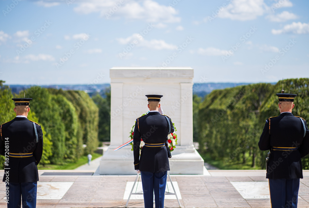 Changing of the guard at Arlington National Cemetery (tomb of the unknown soldier) - obrazy, fototapety, plakaty 