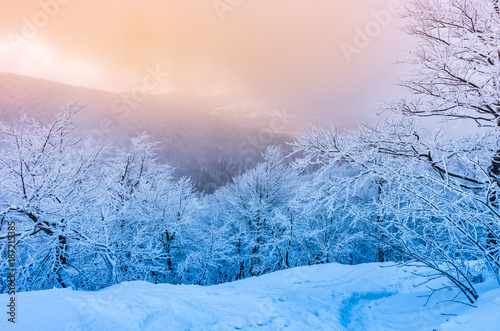 zimowe-gory-panorama-w-sniegu-zachod-slonca-bieszczady-polska