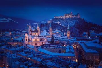 Salzburg von oben im Winter