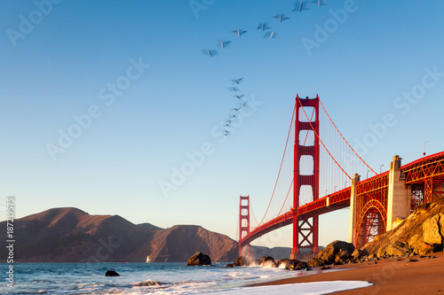 Zdjęcie: The Golden Gate Bridge is a suspension bridge spanning the Golden Gate, the one-mile-wide (1.6 km) strait connecting San Francisco Bay and the Pacific Ocean. San Francisco, California, United States. The Golden Gate Bridge is a suspension bridge spanning the Golden Gate, the one-mile-wide (1.6 km) strait connecting San Francisco Bay and the Pacific Ocean. San Francisco, California, United States.