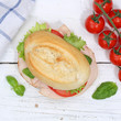 Brötchen Sandwich Baguette belegt mit Schinken Quadrat von oben auf Holzbrett