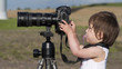 Kleines Mädchen beim Spielen mit dem Fotoapparat