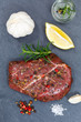 Fleisch Steak roh Rindfleisch Hochformat von oben Schieferplatte