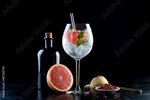 gin and tonic alcohol drink cocktail glass ice fruit garnish plain black white b Poster Mural XXL