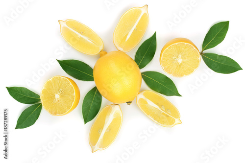 cytryna-i-plastry-z-lisci-na-bialym-tle-plaski-lay-widok
