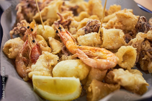 Fotografía A typical Italian dish fried seafood: shrimp, squid, octopus and a slice of lemon