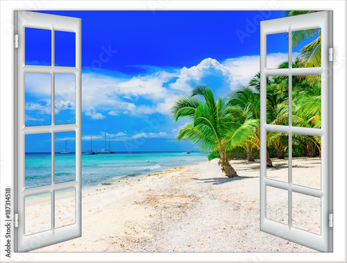 Dekoracja na wymiar  do-salonu-okno-z-widokiem-na-tropikalna-plaze
