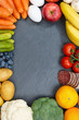 Obst und Gemüse Sammlung Lebensmittel Früchte essen Rahmen Hochformat Schieferplatte Textfreiraum von oben