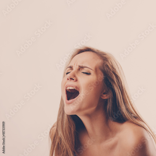 Plakat portret młodej kobiety podczas orgazmu na białym tle