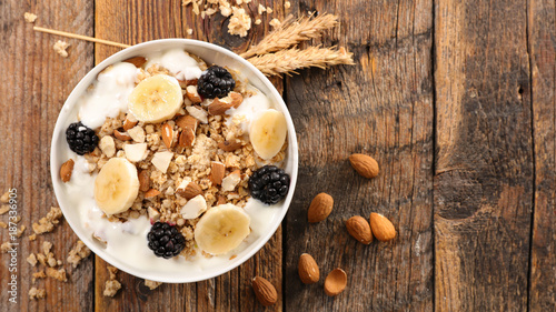 Cuadros en Lienzo cereal,yogurt and fruit