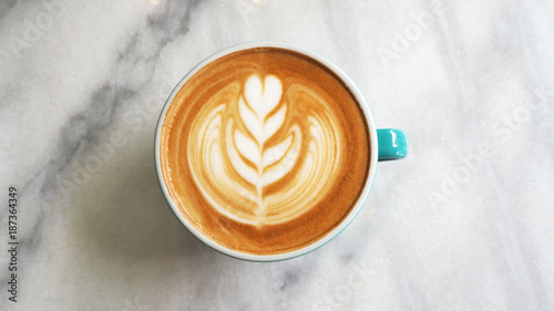 closeup hot coffee latte art cup on table. Tableau sur Toile