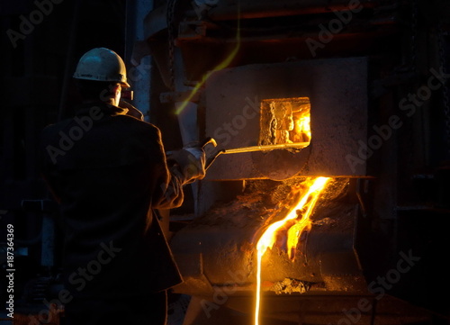 Fotografía Foundry production is the production of casting alloys of castings having a vari