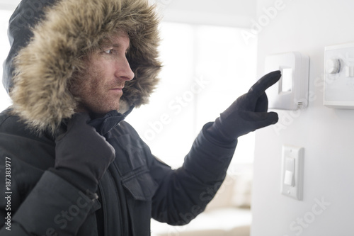 Fotografía Man With Warm Clothing Feeling The Cold Inside House