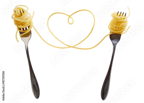 Fotografía Swirls of cooked spaghetti with fork. Spaghetti heart shape.