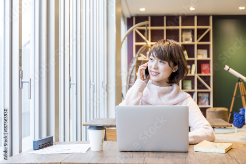 ノマドワーカー 若い女性 Stock 写真 Adobe Stock ノマドワーカー 若い女性 Stock 写真 Adobe Stock
