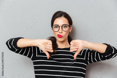 Fotomural Portrait of a unsatisfied woman in eyeglasses