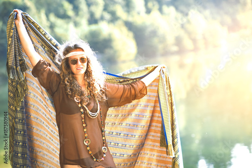 Cuadros en Lienzo Pretty free hippie girl with a cloth - Vintage effect photo
