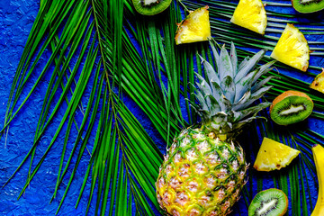 Pojęcie lato tropikalne owoc. Otręby z kiwi, ananasa i palmy