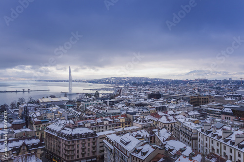 Cuadros en Lienzo Geneva Old Town in winter with snow