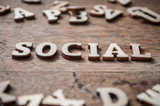 concept mot en lettre de bois - social