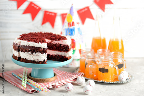 Fotografía Homemade cake Red Velvet on a wooden background. Birthday party.