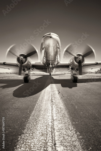 Fotografía historic aircraft is waiting for take off on a runway