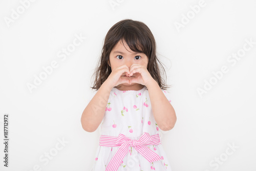 手でハートマークを作る女の子 Stock Photo Adobe Stock
