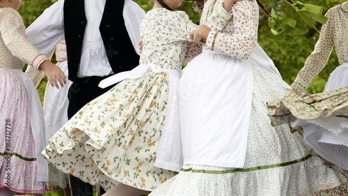 Fototapety Muzyka traditional-skirts-worn-by-folk-dancing-girls-in-hungary