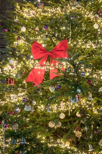 大きなリボンのついたクリスマスツリー 縦 Stock Photo Adobe Stock
